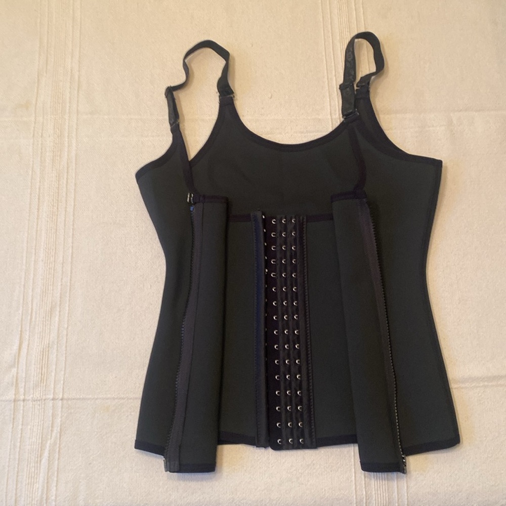 Black Shapewear adjustable straps and zipper back with 3 rows of eyelet hooks. - Picture 4 of 11